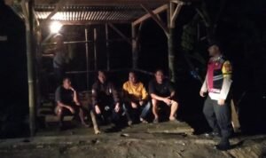 Berikan Rasa Aman, Personel Polsek Kawali Polres Ciamis Patroli Dialogis di Malam Hari
