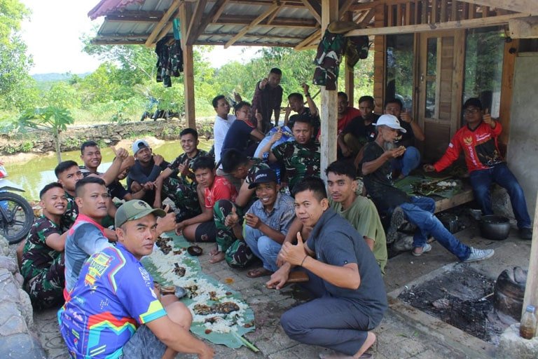 Bentuk Terimakasih Terhadap TMMD Ke-121 Kodim 0612Tasikmalaya , Warga Makan Bersama dengan TNI