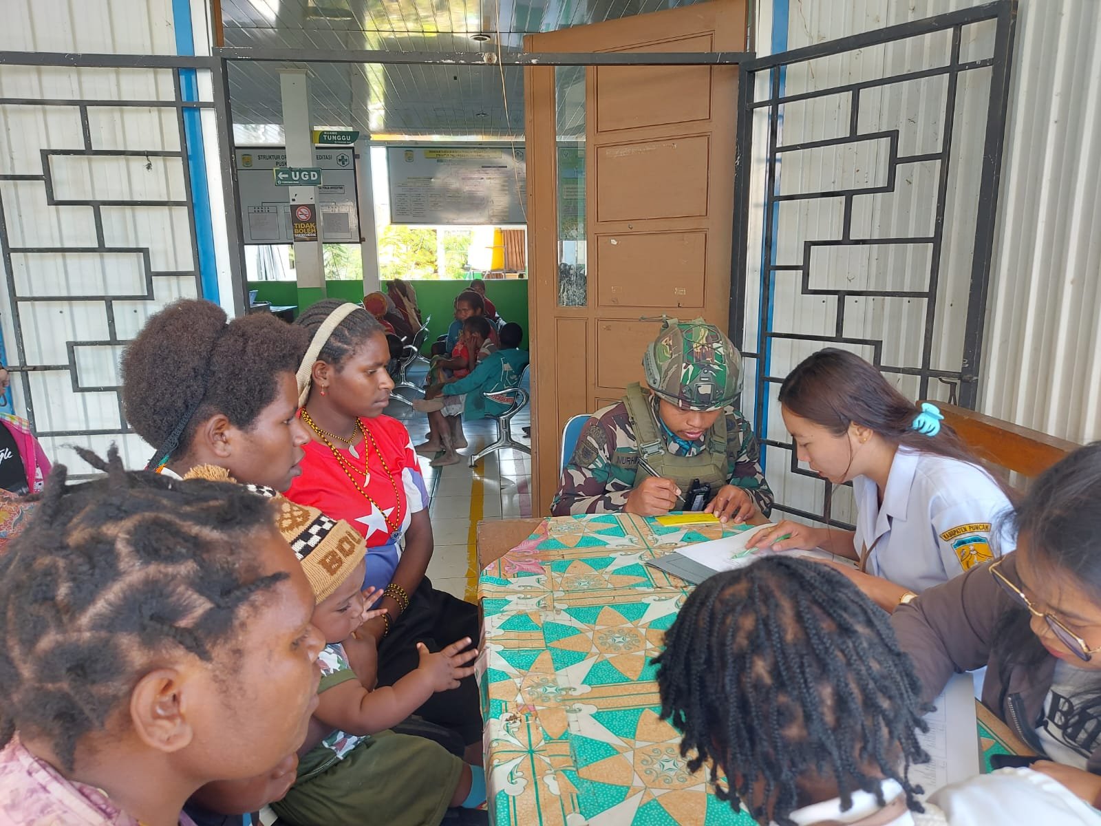 Cooperation Between TNI Task Forces And Sinak Community Hospital To Hold Free Polio Vaccination For The Community