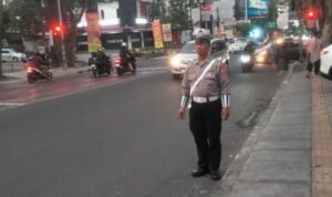 Unit Lantas Polsek Cicendo Laksanakan Pengawasan dan Pengaturan Lalulintas di Pos Rajiman Unit Lantas Polsek Cicendo Laksanakan Pengawasan dan Pengaturan Lalulintas di Pos Rajiman