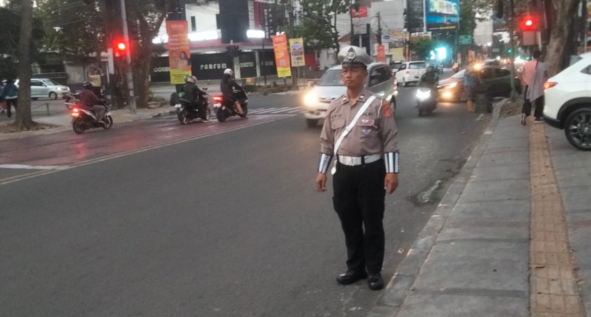 Unit Lantas Polsek Cicendo Laksanakan Pengawasan dan Pengaturan Lalulintas di Pos Rajiman