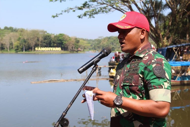 Momentum Hari Kemerdekaan RI Ke-79 Danramil 1214 Sukaraja Kibarkan Bendera Merah Putih Raksasa