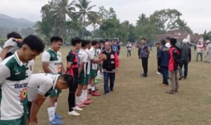 Polsek Cihaurbeuti Amankan Semi Final Sepak Bola Antar Dusun di Desa Pamokolan