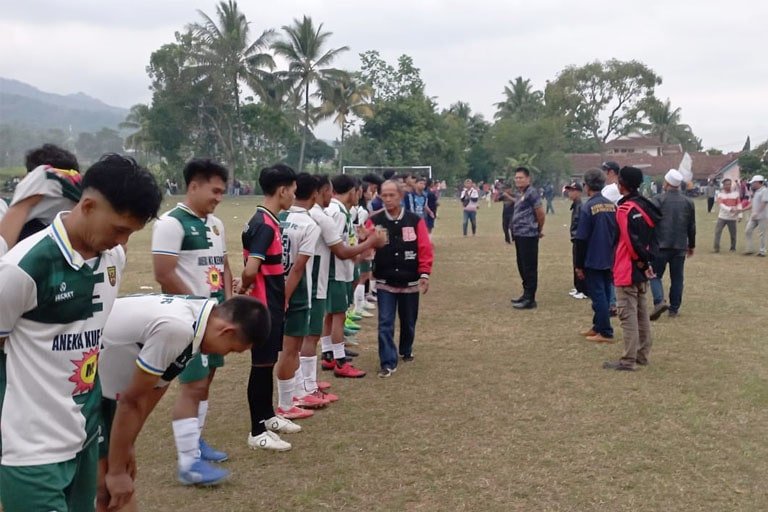 Polsek Cihaurbeuti Amankan Semi Final Sepak Bola Antar Dusun di Desa Pamokolan