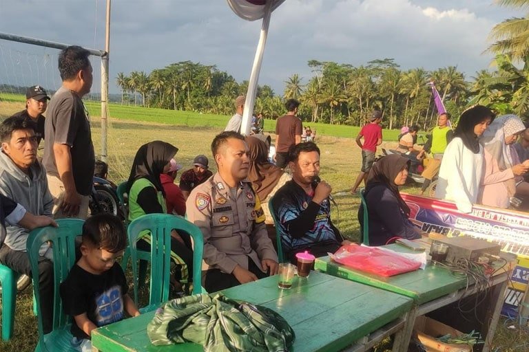 Polsek Lakbok Monitoring Turnamen Bola Voli Peringatan HUT ke-79 RI Tingkat Desa Kalapasawit