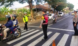 Pelayanan Masyarakat, Polsek Ciamis Siagakan Personel di Jalur Gatur Lalin Depan MAN 2 Ciamis