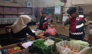 Jaga Stabilisasi Harga, Sat Samapta Polres Ciamis Patroli Bahan Pokok di Pasar Manis Ciamis