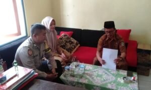Datang ke Kantor Desa, Anggota Polsek Kawali Koorkom Kamtibmas Jelang Pilkada Serentak