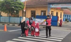 Pelayanan Masyarakat, Polsek Cijeungjing Polres Ciamis Bantu Anak Menyebrang di Area Sekolah