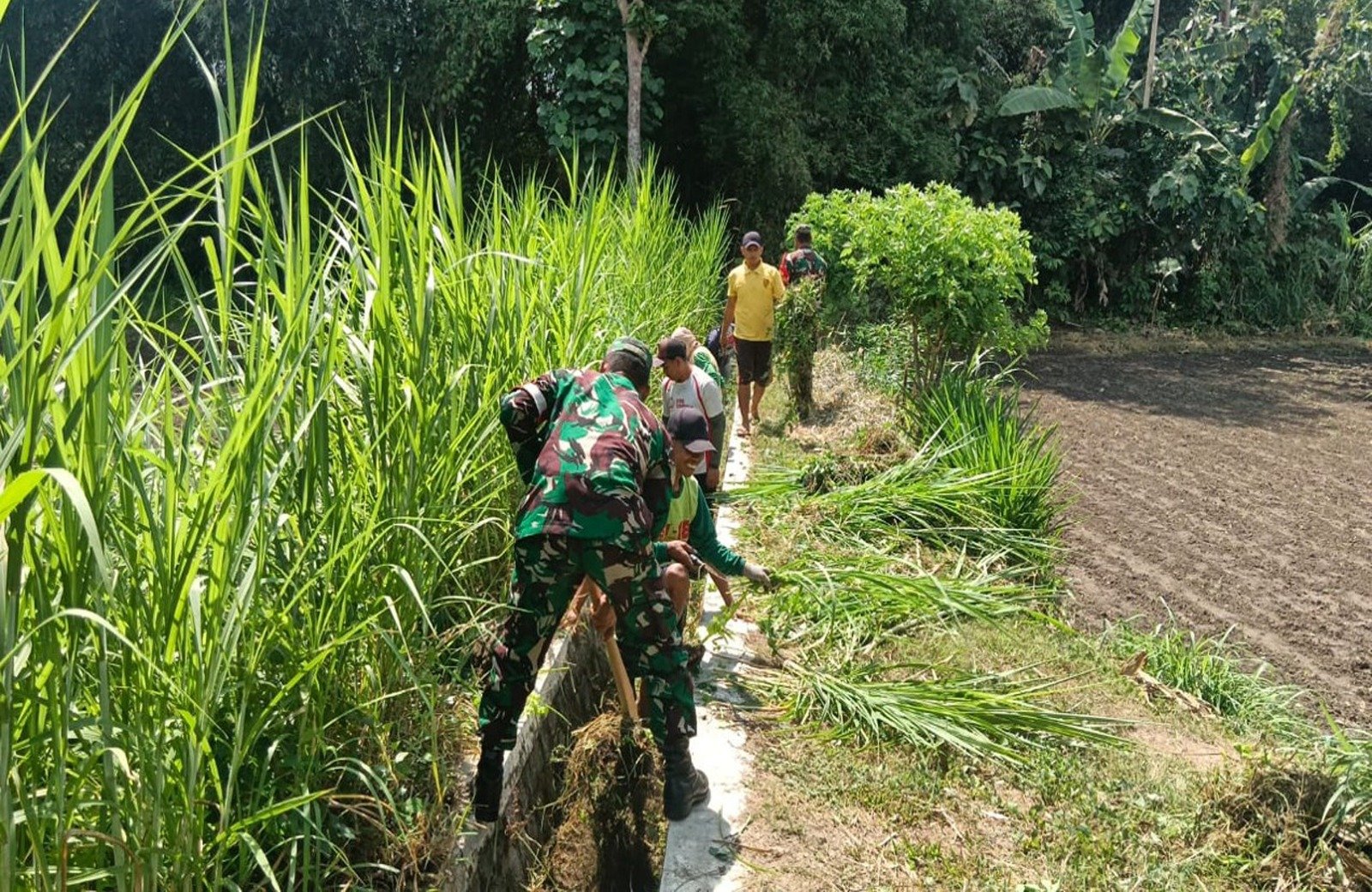 Babinsa Koramil 0808/02 Garum Bersama Warga Kelurahan Sumberdiren, Kerja Bakti Membersihkan Parit