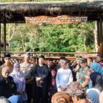 Polsek Cikoneng Polres Ciamis Monitoring Pembagian PMT ke KRS Desa Wanasigra
