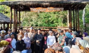 Polsek Cikoneng Polres Ciamis Monitoring Pembagian PMT ke KRS Desa Wanasigra