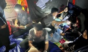 Bid Dokkes Polda Jabar Beri Pelayanan Kesehatan Kepada Anggota Polri dan Korban Gempa di Lokasi Kejadian