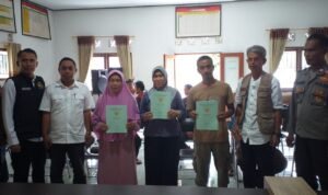 Polsek Cimaragas Bantu Awasi Penyerahan Sertifikat PTSL Desa Jelegong