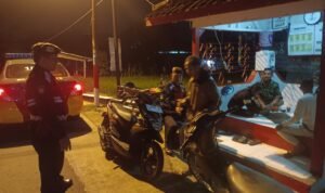 Perkuat Sinergitas, Satuan Samapta Polres Ciamis Beri Binluh ke Warga Saat Ngeronda Malam