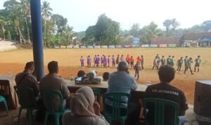 Polsek Kawali Polres Ciamis Amankan Final Sepak Bola di Desa Indrajaya
