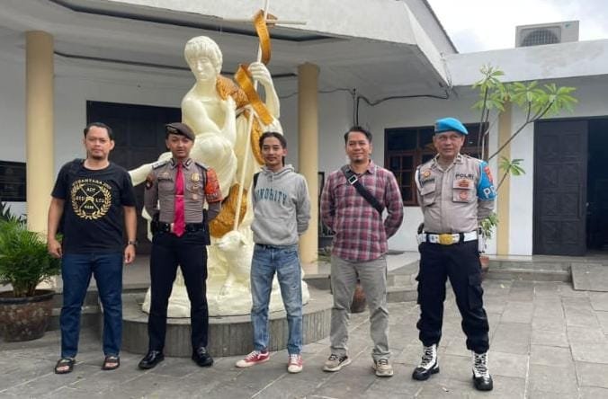 Enam Personel Polres Ciamis Siagakan Personel di Gereja Katolik Santo Yohanes Pembabtis Ciamis