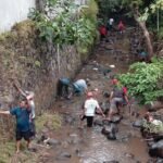 Polsek Ciamis Polres Ciamis Bareng Warga Kerja Bakti Bersihkan Sungai Cimamut Dari Sampah