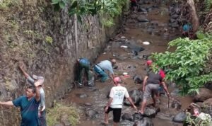 Polsek Ciamis Polres Ciamis Bareng Warga Kerja Bakti Bersihkan Sungai Cimamut Dari Sampah