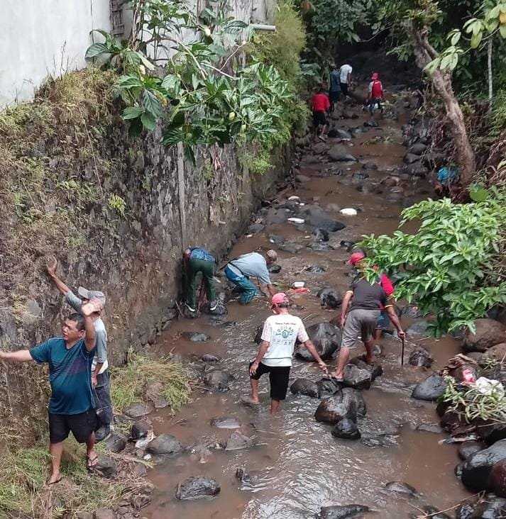 Polsek Ciamis Polres Ciamis Bareng Warga Kerja Bakti Bersihkan Sungai Cimamut Dari Sampah