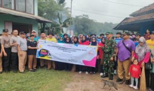 Polsek Sukadana Polres Ciamis Bareng Warga Kerja Bakti Bersihkan Pasar Dari Sampah