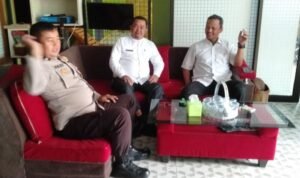 Datang ke Tokoh Masyarakat, Anggota Polsek Kawali Koorkom Kamtibmas Jelang Pilkada Serentak