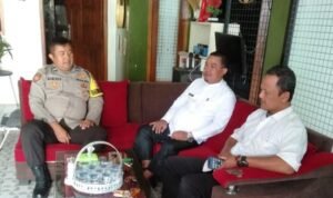 Datang ke Tokoh Masyarakat, Anggota Polsek Kawali Koorkom Kamtibmas Jelang Pilkada Serentak Datang ke Tokoh Masyarakat, Anggota Polsek Kawali Koorkom Kamtibmas Jelang Pilkada Serentak