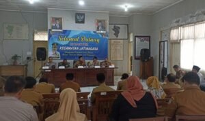 Datangi Perkantoran, Anggota Polsek Kawali Koorkom Kamtibmas Jelang Pilkada Serentak