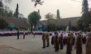 Babinsa Kelurahan Srengat, Memimpin Upacara Bendera di UPT SD Negeri Srengat 1
