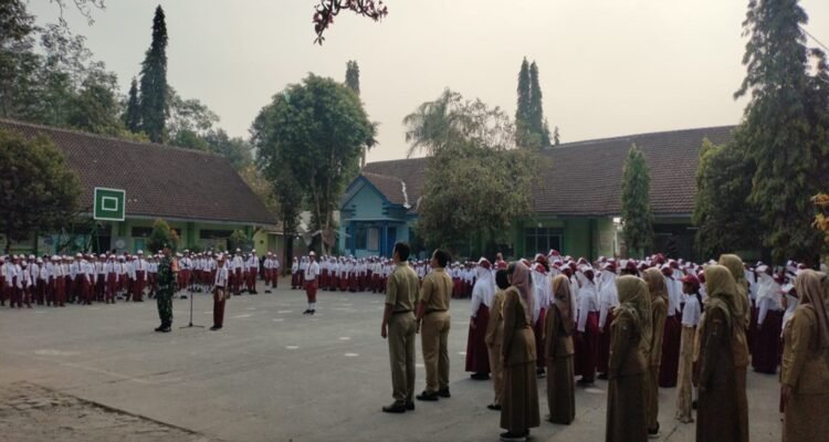 Babinsa Kelurahan Srengat, Memimpin Upacara Bendera di UPT SD Negeri Srengat 1