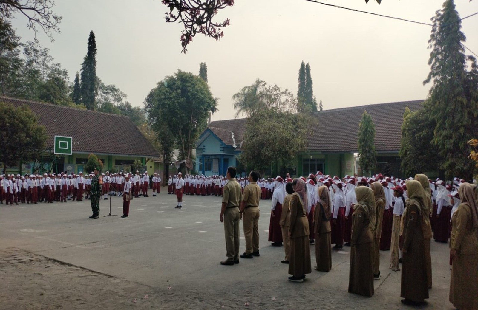 Babinsa Kelurahan Srengat, Memimpin Upacara Bendera di UPT SD Negeri Srengat 1