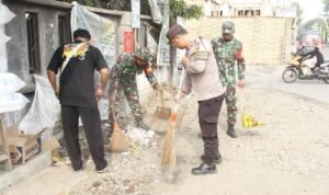 Kegiatan Karya Bakti Pembersihan Pasar Templek Sambut HUT KE-79 TNI di Desa Karanggayam