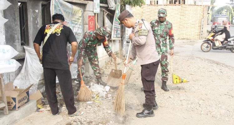 Kegiatan Karya Bakti Pembersihan Pasar Templek Sambut HUT KE-79 TNI di Desa Karanggayam