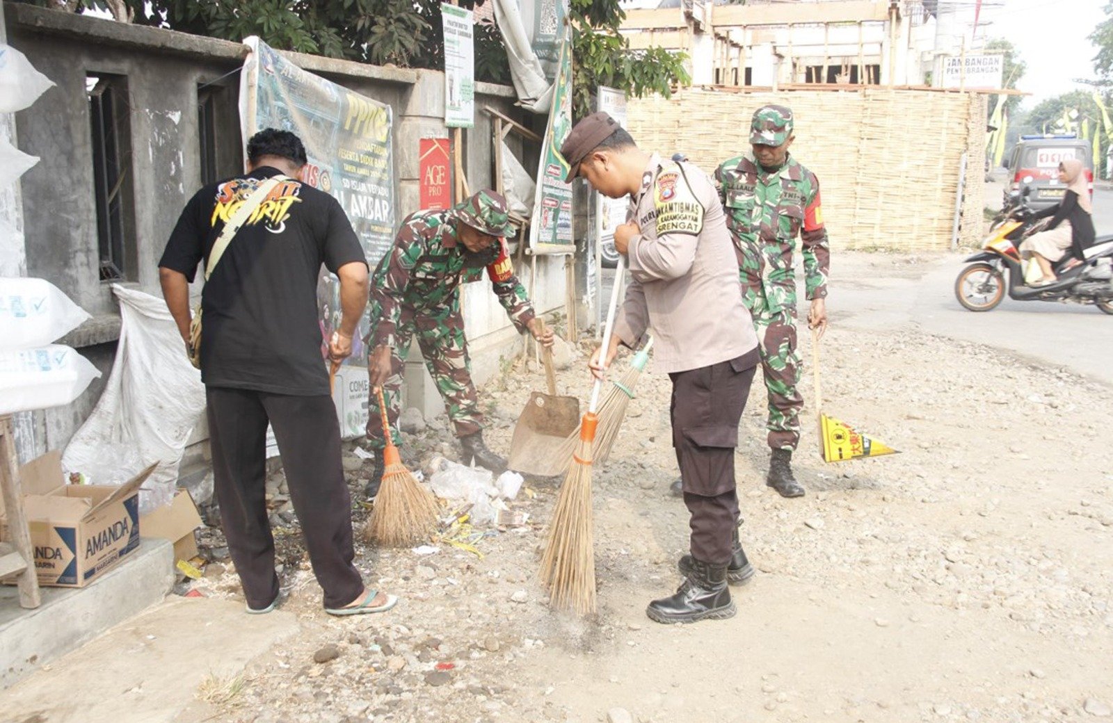 Kegiatan Karya Bakti Pembersihan Pasar Templek Sambut HUT KE-79 TNI di Desa Karanggayam