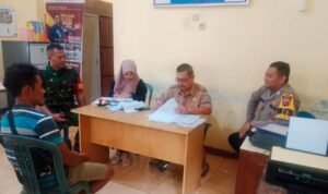 Polsek Sukadana Koorkom Kamtibmas di Kantor Desa Bunter Wujudkan Pilkada Serentak 2024 Aman