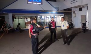 Tiga Anggota Samapta Polres Ciamis Patroli Koorkom ke Satpam Perbankan di Malam Hari