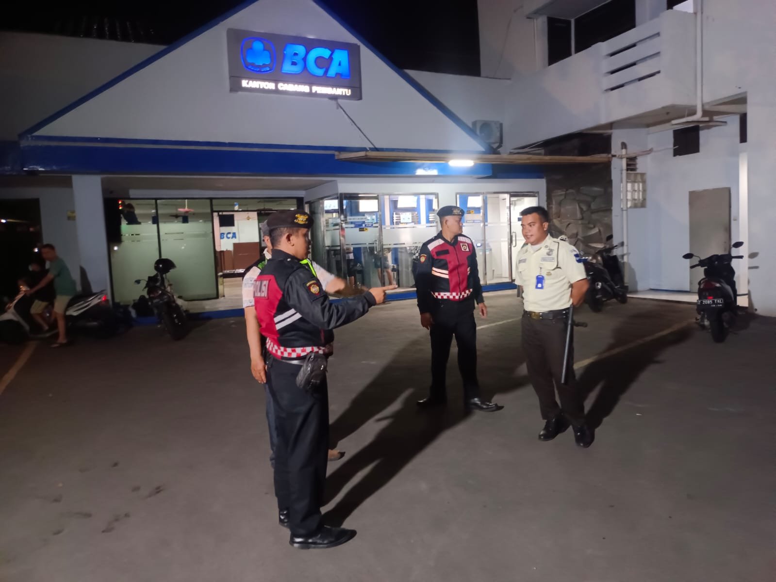 Tiga Anggota Samapta Polres Ciamis Patroli Koorkom ke Satpam Perbankan di Malam Hari