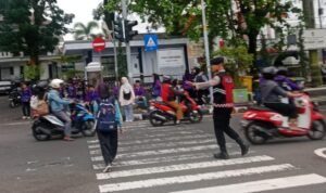 Pelayanan Masyarakat, Samapta Polres Ciamis Bersiaga di Daerah Rawan Kemacetan Saat Pagi Pelayanan Masyarakat, Samapta Polres Ciamis Bersiaga di Daerah Rawan Kemacetan Saat Pagi