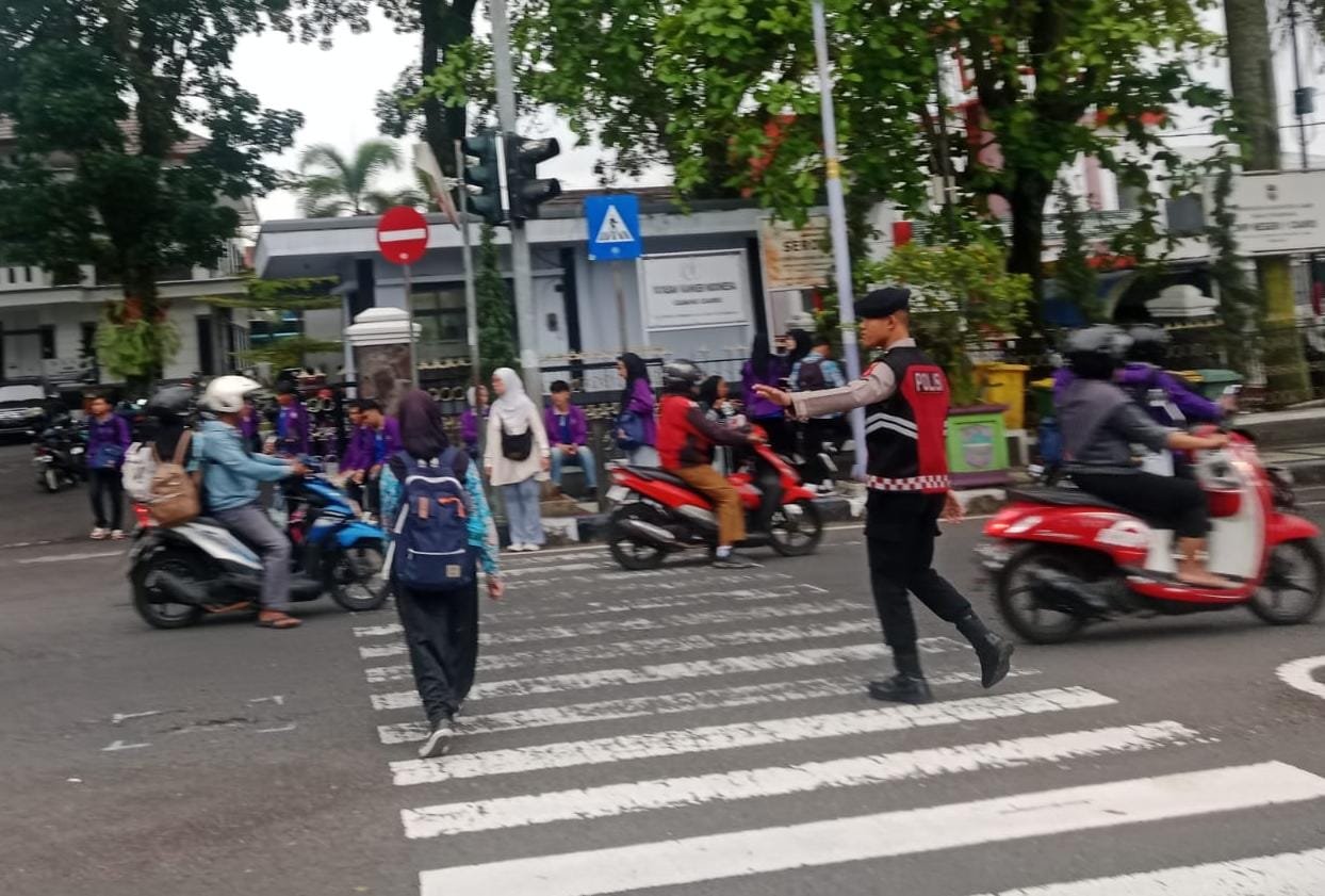 Pelayanan Masyarakat, Samapta Polres Ciamis Bersiaga di Daerah Rawan Kemacetan Saat Pagi