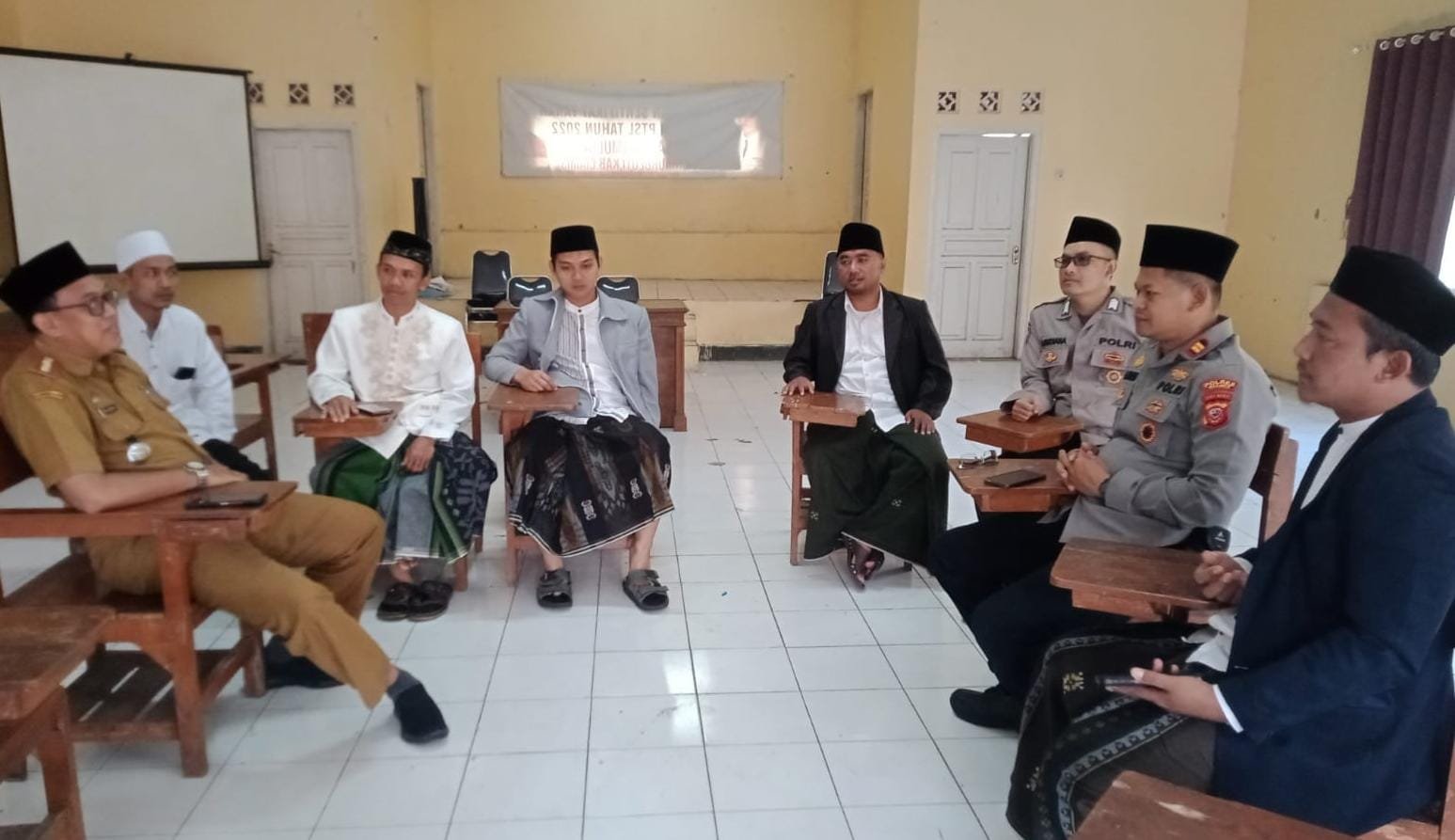 Polsek Cihaurbeuti Sampaikan Pesan Pilkada Damai Ke Toga Cihaurbeuti