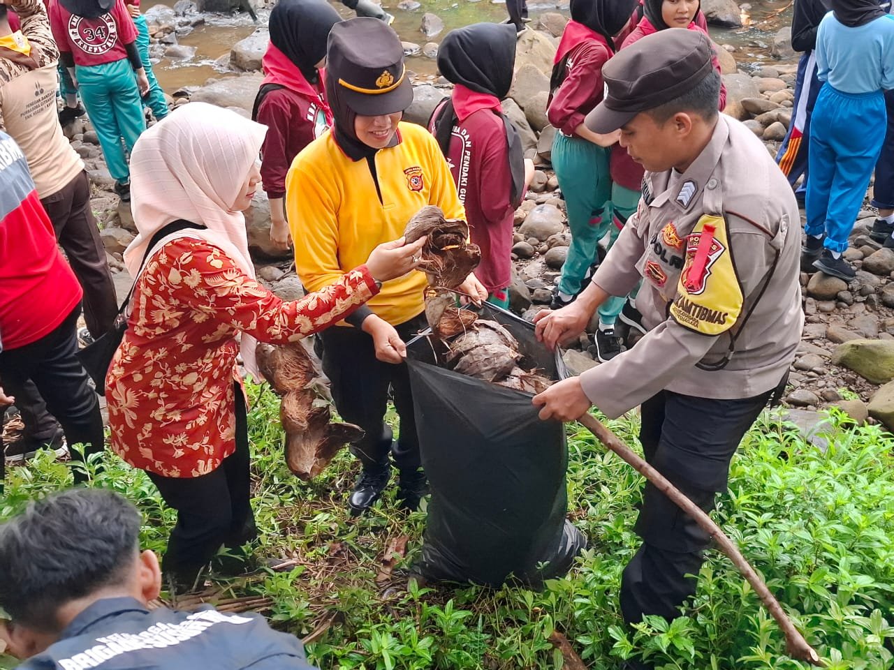 Kapolsek Kawali AKP Iis Yeni Idaningsih Tak Sungkan Turun Bareng Warga Bersihkan Sungai