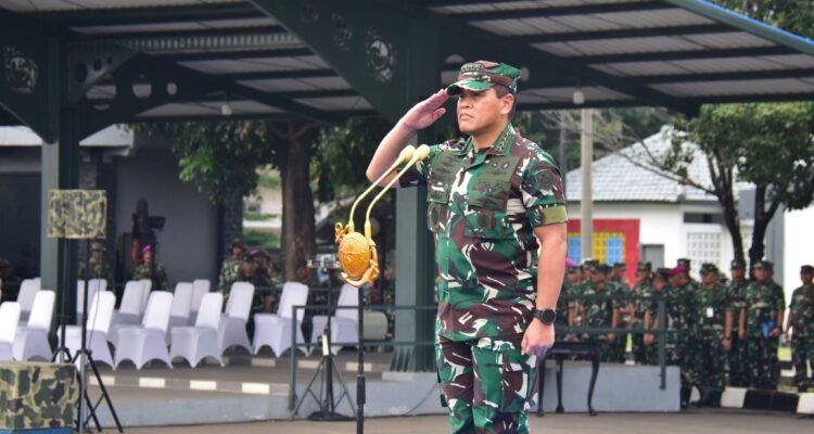 DANKORMAR HADIRI PELEPASAN KONTINGEN UPACARA TNI ANGKATAN LAUT