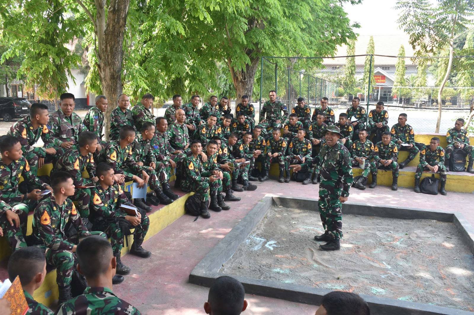 Tingkatkan Profesionalisme, Prajurit Yonif 5 Marinir Bersama Taruna AAL Korps Marinir Perdalam Materi Keslap Dan Intelijen