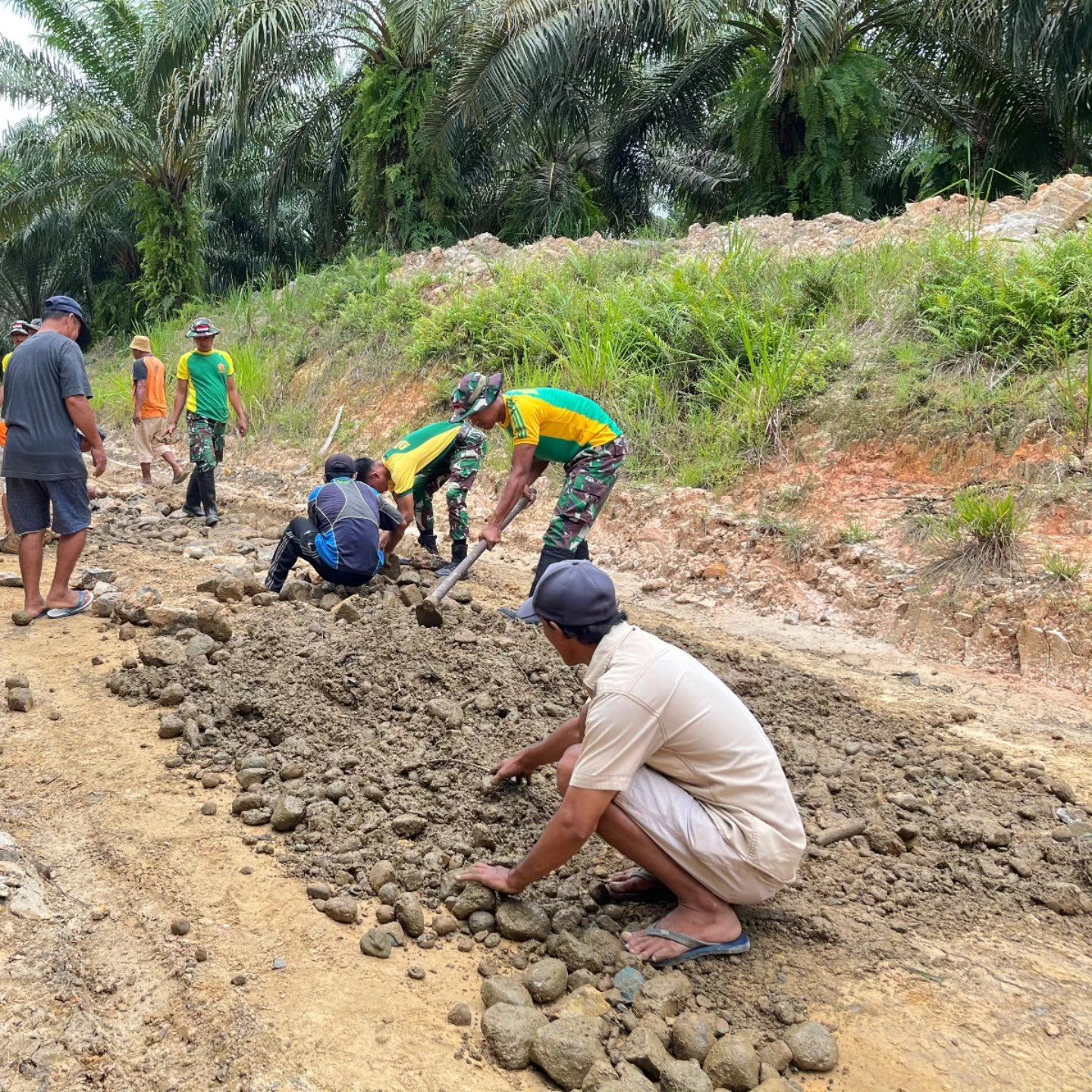 Satgas Yonarmed 11 Kostrad dan Warga Gotong Royong Perbaiki Jalan Rusak di Desa Seikaduyan Taka