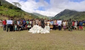 Masyarakat Kiwirok Pegunungan Bintang Sambut dengan Penuh Senyuman Kedatangan Satgas Yonif 512/QY