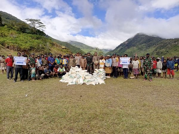 Masyarakat Kiwirok Pegunungan Bintang Sambut dengan Penuh Senyuman Kedatangan Satgas Yonif 512/QY