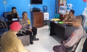 Datangi Kantor Desa, Anggota Polsek Rancah Koorkom Kamtibmas Jelang Pilkada Serentak Datangi Kantor Desa, Anggota Polsek Rancah Koorkom Kamtibmas Jelang Pilkada Serentak