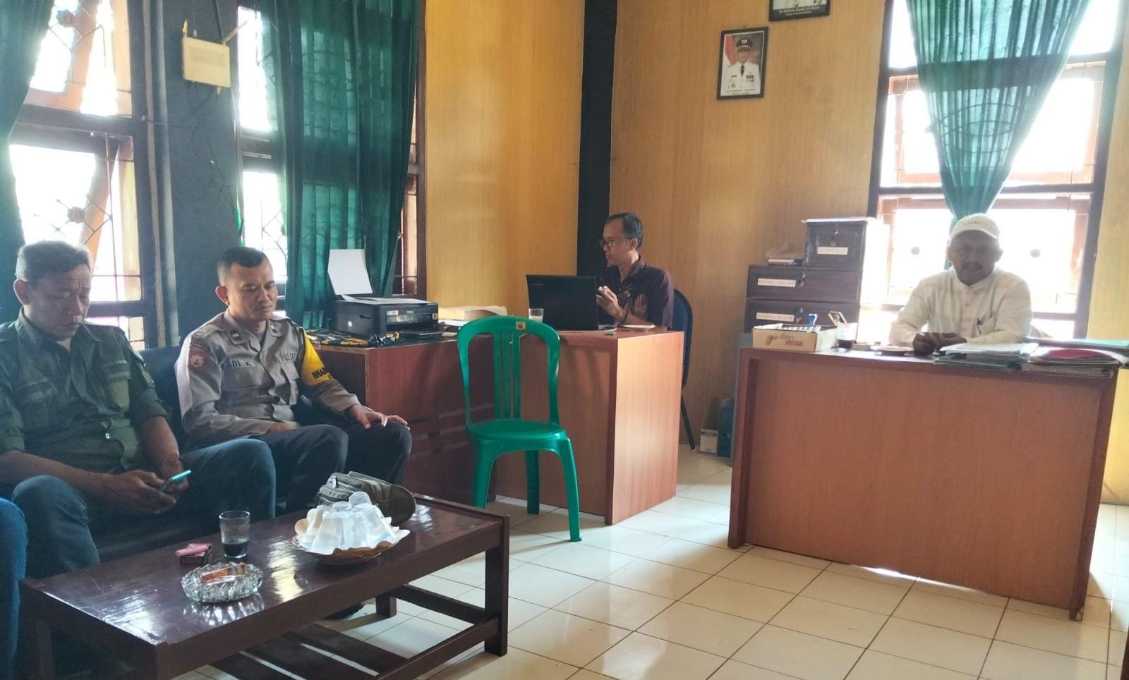 Polsek Sukadana Polres Ciamis Terjunkan Personel di Acara Rapat Minggon Desa Margaharja