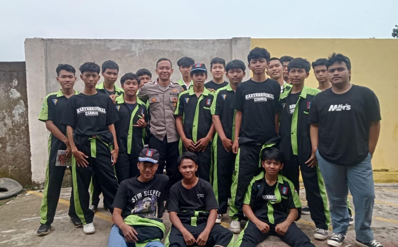 Polsek Cikoneng Polres Ciamis Datang ke SMK Karnas Sindangkasih Edukasi Bahaya Kenakalan Pelajar
