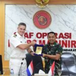 Dispen Kormar TNI Angkatan Laut (Jakarta) Staf Operasi Korps Marinir menerima kunjungan Delegasi Angkatan Darat Kerajaan Belanda di Gedung Agus Soebekti Markas Komando Korps Marinir, Jl. Prajurit KKO Usman dan Harun, No. 40 Jakarta Pusat, Rabu (25/09/2024). Delegasi Angkatan Darat Kerajaan Belanda berjumlah dua orang yaitu Capt Justin Westerdijk, selaku _Extreeme Terrain Warfare Specialist_, Lt Willem Van Geel, selaku _Chief Safety Office_, didamping Col Nobert Moerkens, Athan Kerajaan Belanda untuk Indonesia, dan Ibu Wita Hana Pertiwi Staff Kedutaan. Pabantik Sops Kormar Letkol Marinir Supriyadi saat menyambut Delegasi memperkenalkan visual Profil Korps Marinir dan paparan tentang Perang Hutan Korps Marinir, sementara dari Angkatan Darat Belanda memaparkan tentang Perang di Medan Ekstrim. Dalam pertemuan tersebut masing-masing saling bertukar informasi dan pengalaman serta pengetahuan dalam bidang pertahanan dan keamanan. Selain itu, merupakan salah satu wahana untuk membangun kerja sama yang baik antara Angkatan Laut Indonesia khususnya Korps Marinir, dengan Angkatan Darat Kerajaan Belanda.